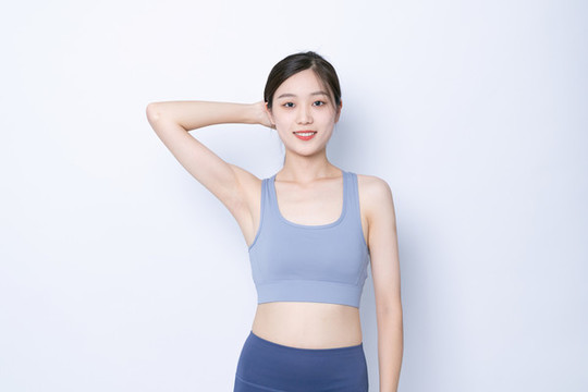 室內(nèi)穿運(yùn)動服的年輕女性