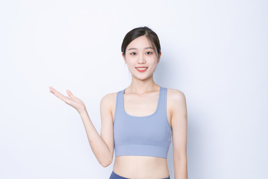 室內(nèi)穿運(yùn)動(dòng)服的年輕女性