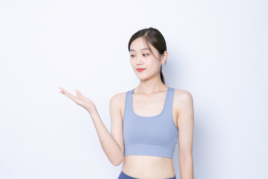 室內(nèi)穿運(yùn)動服的年輕女性