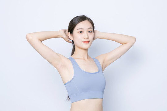 穿運(yùn)動(dòng)內(nèi)衣鍛煉的女性