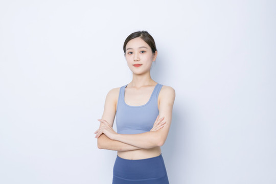 穿運(yùn)動(dòng)內(nèi)衣鍛煉的女性肖像