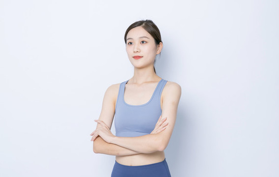 穿運(yùn)動(dòng)內(nèi)衣鍛煉的女性肖像