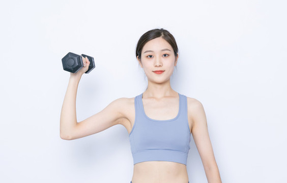 手持啞鈴運動的年輕女性