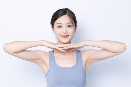 穿運(yùn)動內(nèi)衣鍛煉的女性肖像