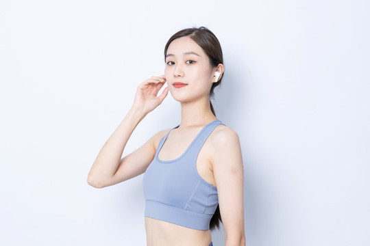 穿運動服鍛煉的東方肖像