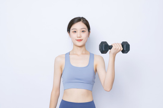 手持啞鈴的東方女性肖像