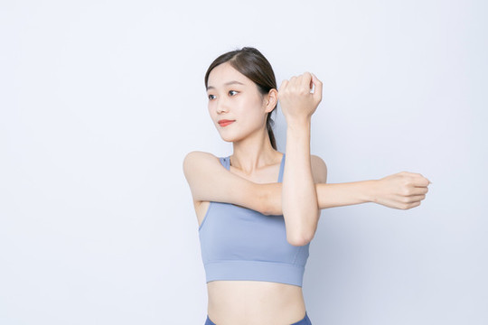 穿運(yùn)動(dòng)服鍛煉的東方肖像