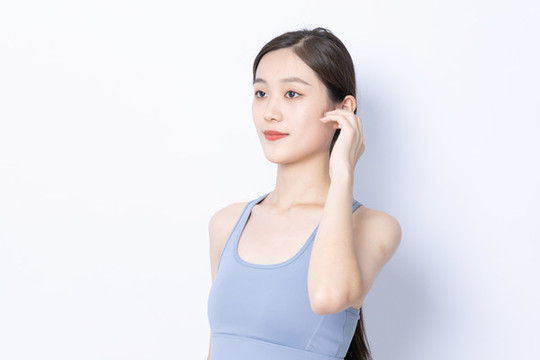 戴耳機(jī)鍛煉的東方肖像