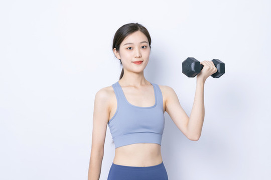手持啞鈴的東方女性肖像