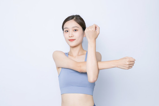 穿運動服鍛煉的東方肖像