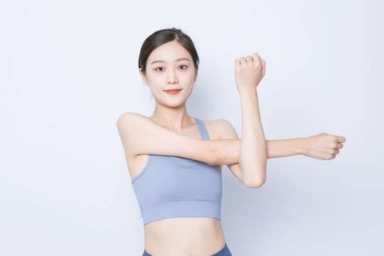 穿運動服鍛煉的東方肖像
