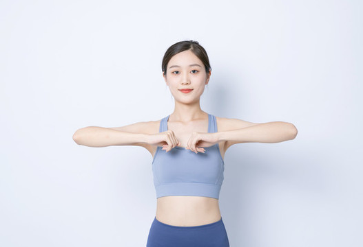 女性穿運動內(nèi)衣做運動