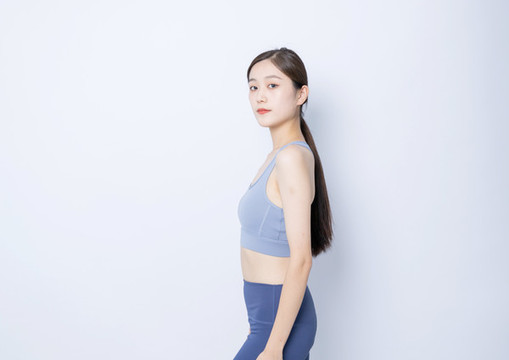 正在運(yùn)動(dòng)的年輕女性