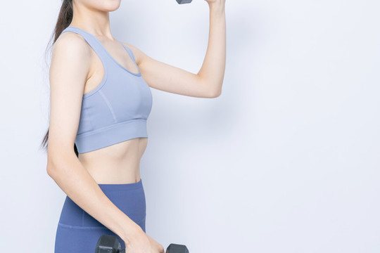 手持啞鈴健身的東方女性