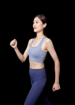 身穿運動服的年輕女性