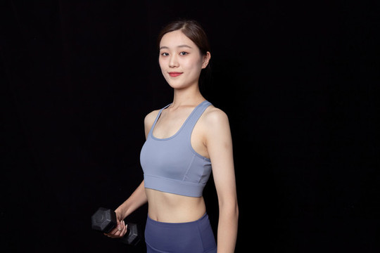 穿運(yùn)動(dòng)服的舉啞鈴女性肖像