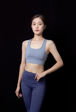 穿運(yùn)動(dòng)服的女性在運(yùn)動(dòng)健身
