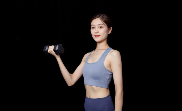 手持啞鈴運動減肥的運動女性