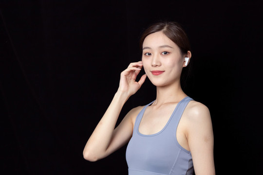 穿運(yùn)動內(nèi)衣的運(yùn)動女性