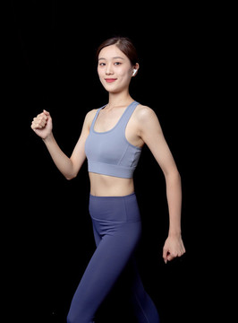 穿運動內(nèi)衣的運動女性形象