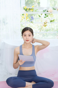 室內(nèi)手持紙稿的女性