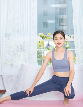室內(nèi)穿運(yùn)動服減肥女性肖像
