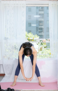 室內(nèi)穿運(yùn)動服減肥女性肖像