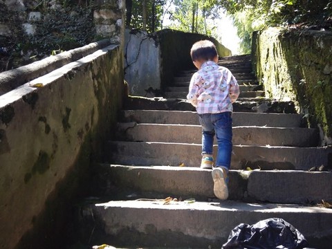 復(fù)古建筑舊學(xué)校石梯人物光線(xiàn)