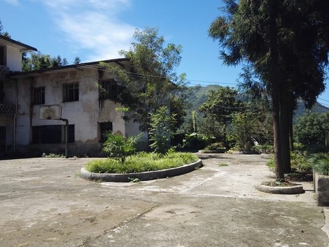 復(fù)古建筑風(fēng)景石墻舊學(xué)校