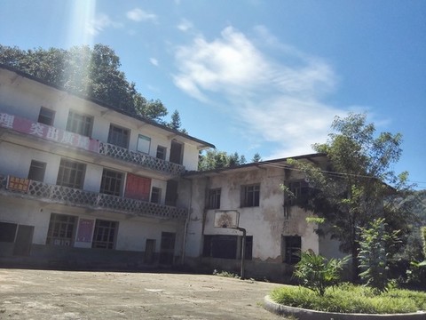 復(fù)古建筑風(fēng)景石墻舊學(xué)校