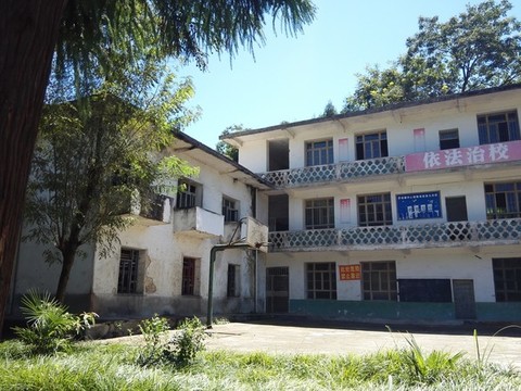 復(fù)古建筑風(fēng)景石墻舊學(xué)校