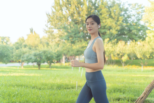 戶外跑步的年輕女性