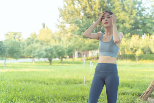 戶外跑步出汗的年輕女性