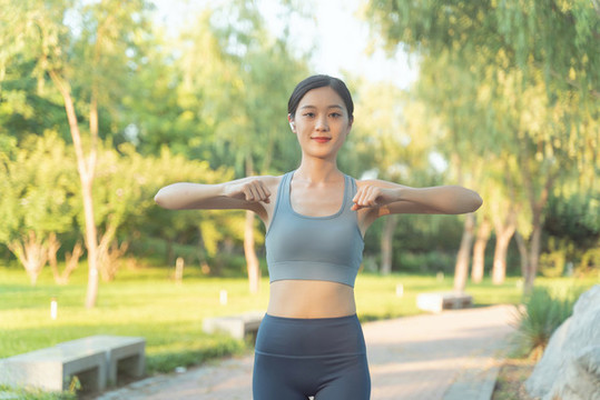 戶外伸展運動女性
