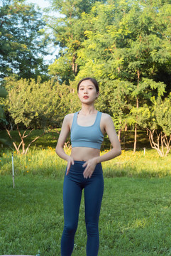 戶外女性運動服做伸展運動
