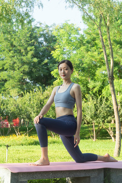公園里女性練習瑜伽