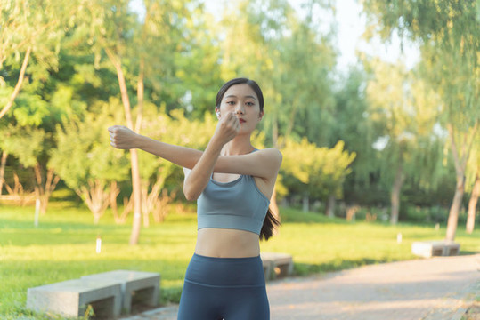 戶外伸展運(yùn)動(dòng)女性