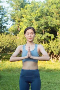 公園里女性練習(xí)瑜伽