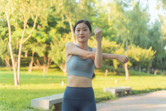 戶外女性運動服做伸展運動
