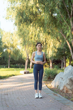 公園穿運(yùn)動(dòng)服鍛煉的女性