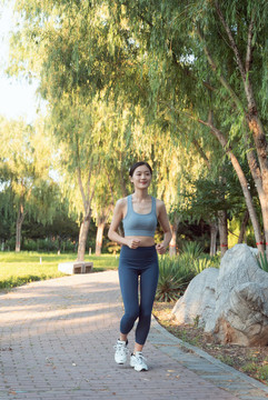 公園穿運(yùn)動(dòng)服鍛煉的女性