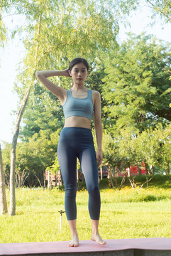公園穿運(yùn)動(dòng)服鍛煉的女性