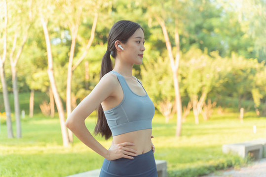 公園穿運(yùn)動(dòng)服鍛煉的女性
