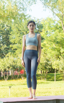 公園穿運(yùn)動(dòng)服鍛煉的女性