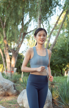 戶外運(yùn)動(dòng)的運(yùn)動(dòng)裝女性