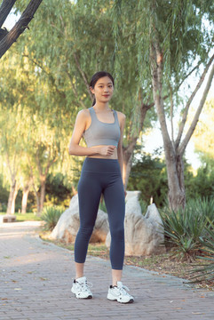 戶外運動的運動裝女性
