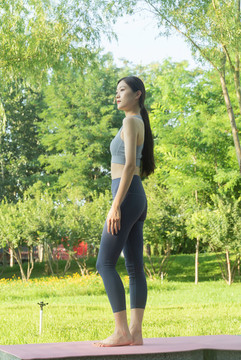 公園穿運動服鍛煉的女性