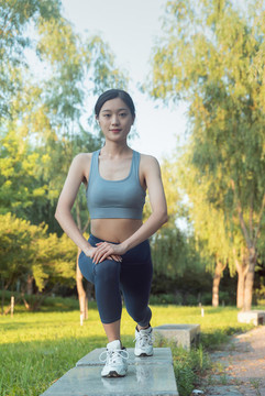 戶外伸展運動的女性