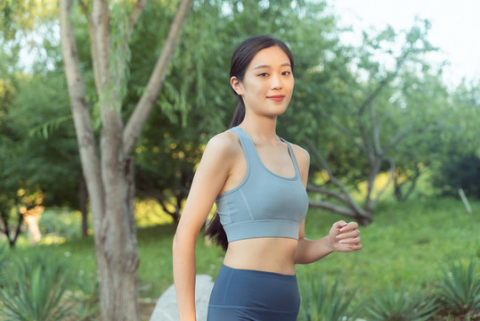 公園里跑步鍛煉的美女