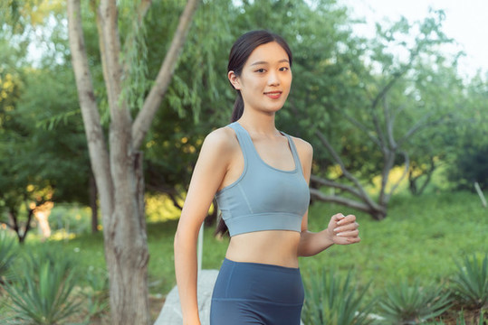 公園里跑步鍛煉的美女
